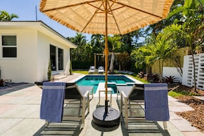 A pool area with lounge chairs and an umbrella. - Fox Eden Resort 8Bd Pool Spa Oasis (Fort Lauderdale)