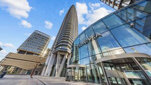 Un edifici modern amb façana de vidre corbat i el nom 'EUROVEA' escrit a la part superior.