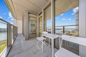 Outdoor dining - Eurovea Tower, Danube View, Balcony & Parking (Ružinov)