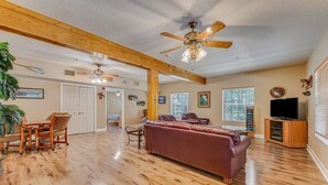 TV - The Chaz Hotel: Manatee Room (Walk to Springs) (Homosassa)