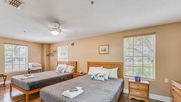 WiFi, bed sheets - The Chaz Hotel: Manatee Room (Walk to Springs) (Homosassa)