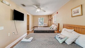 WiFi, bed sheets - The Chaz Hotel: Manatee Room (Walk to Springs) (Homosassa)