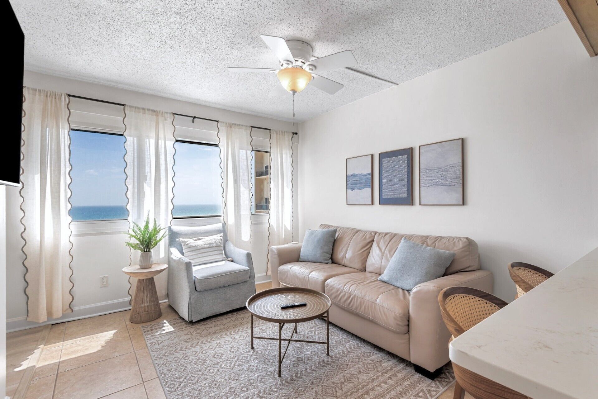 Condo, nhiều giường, quang cảnh bãi biển (Pinnacle Port A518 - Seaside Pearl) | Khu phòng khách