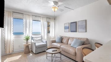 Condo, nhiều giường, quang cảnh bãi biển (Pinnacle Port A518 - Seaside Pearl) | Khu phòng khách