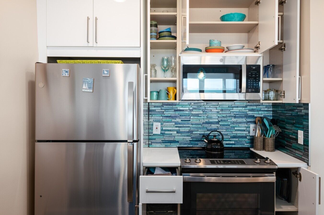 Coffee/tea maker, fridge, microwave, oven