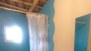 Ein Badezimmer mit Toilette, Waschbecken und Duschvorhang mit einem Seesternmuster.