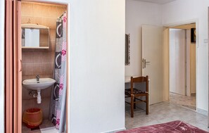 Ein Badezimmer mit Waschbecken, Spiegel und Duschvorhang.