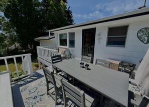 A mobile home with a patio area featuring a table, chairs, and a small seating arrangement. - Perfect 5-bedroom house with AC in delightful Newport (Newport)