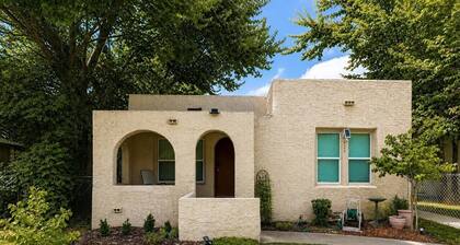 Archer House 2BR · Workspace · Pets · Downtown