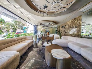 A modern lobby with sofas, a marble coffee table, and a decorative ceiling. - Cozy & elegante 2-bedroom apartment (Santa Cruz de la Sierra)