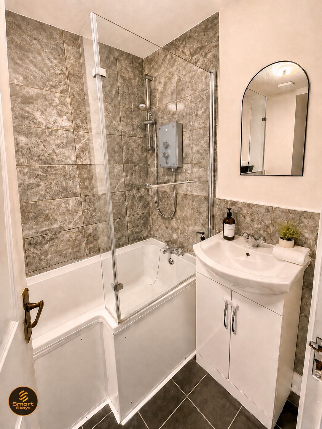 Ein Badezimmer mit Badewanne, Dusche, Waschbecken und Spiegel.