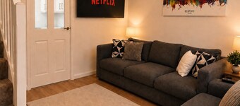 Stylish 2-Bed Bedford Home | Sleeps 4 + Sofa Bed | Free Parking |Super Fast WiFi
