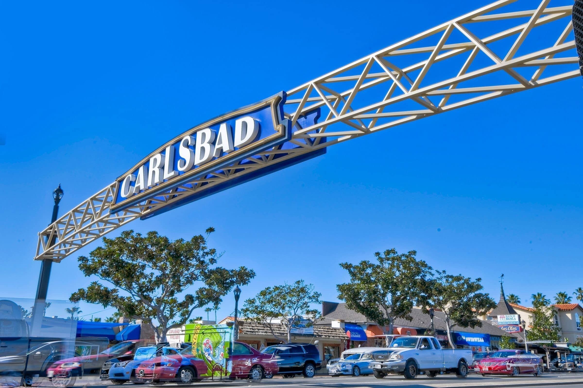 Una señal de calle con el nombre 'CARLSBAD' en una fuente grande y llamativa.