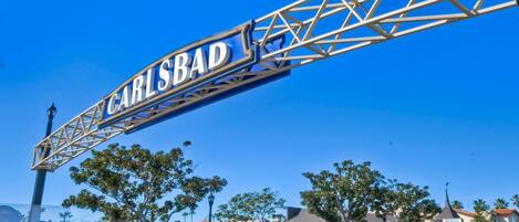 Una señal de calle con el nombre 'CARLSBAD' en una fuente grande y llamativa.