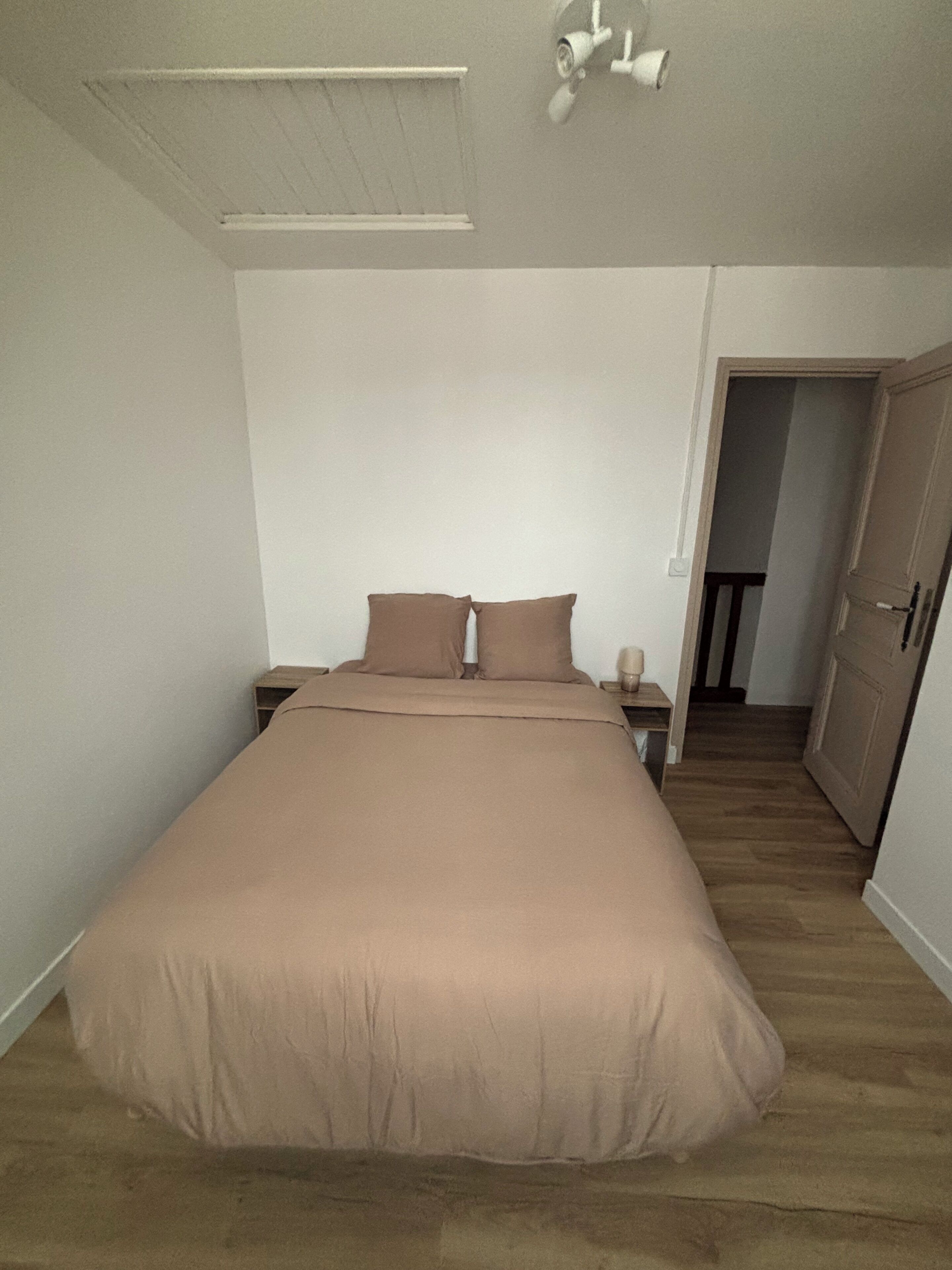 3 bedrooms, desk, iron/ironing board, WiFi (free)