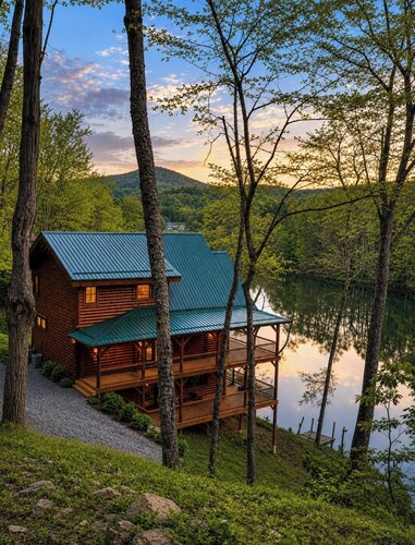 New Lakefront Log Cabin-Hot Tub, Fireplace, WiFi, Game Room - 10 minutes to town