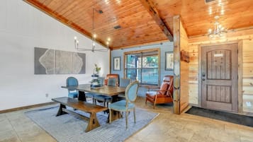Un interior de madera con una mesa de comedor, sillas y un banco.