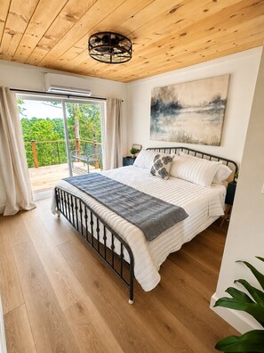 3 slaapkamers, een strijkplank/strijkijzer, gratis wifi, beddengoed