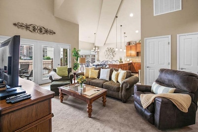 Table Rock Emerald Pointe - 4 Bed - Air and Light