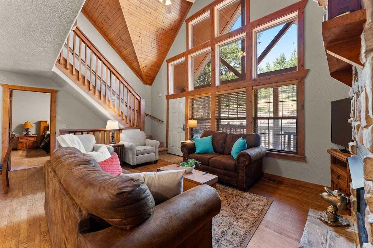 Private Lodge Near Silver Dollar City_ramp Entry_overlooks Golf Course_vaulted Ceilings - Rockaway Beach, MO
