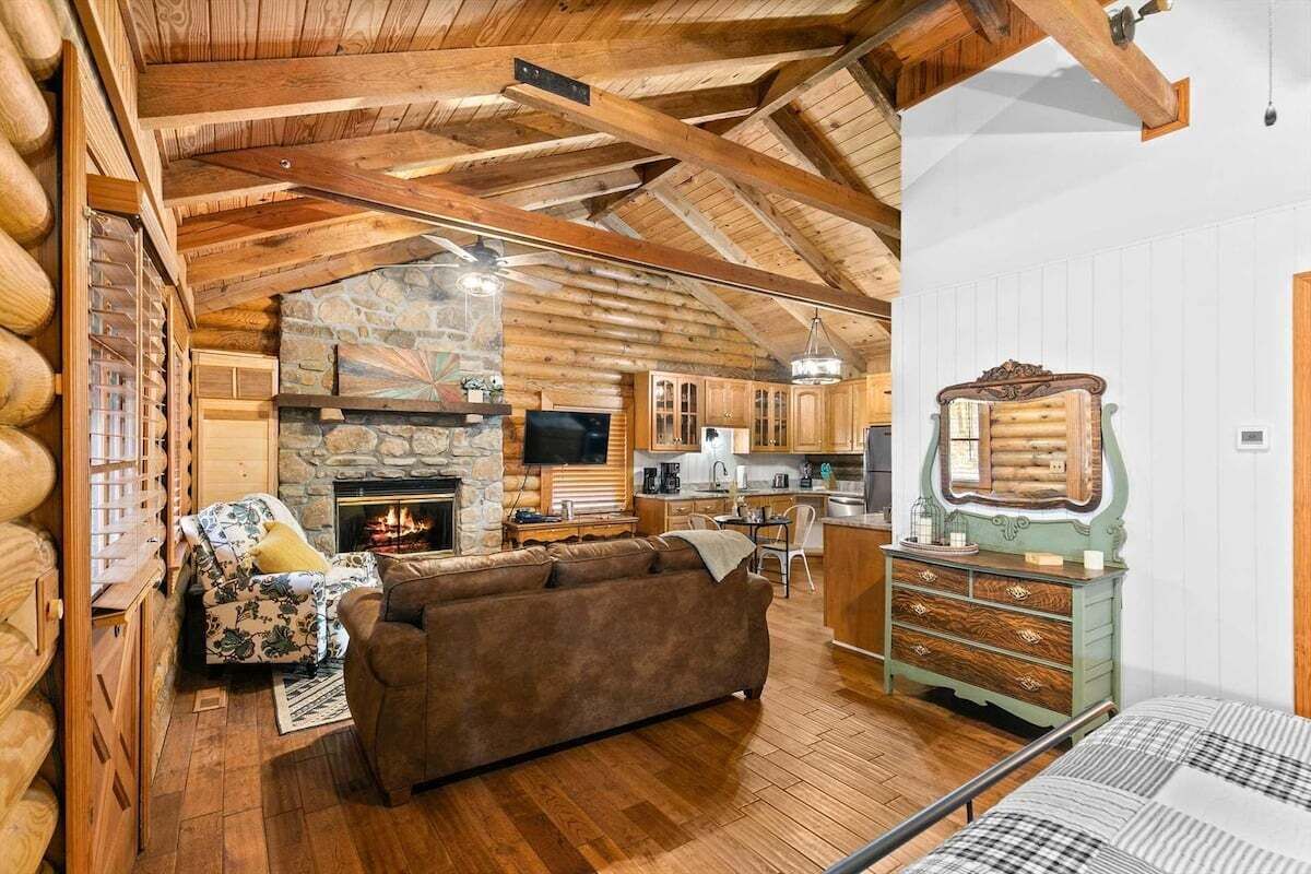 Tucked In Branson Cabin! King Bed_new Kitchen_ample Amenities In Gated Community - Branson, MO