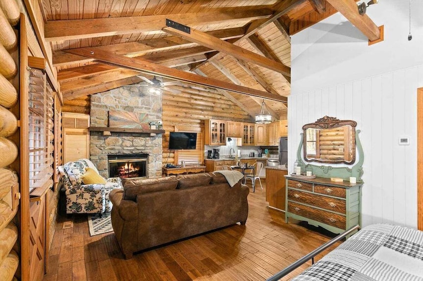 Tucked In Branson Cabin! King Bed_new Kitchen_ample Amenities In Gated Community - Branson, MO