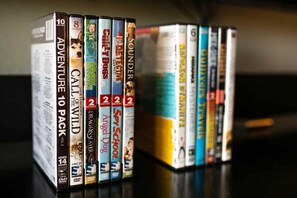 Een rij dvd-hoesjes op een plank.