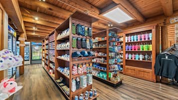 Een winkel met houten schappen vol met diverse producten, waaronder hoeden, sokken en ander koopwaar.
