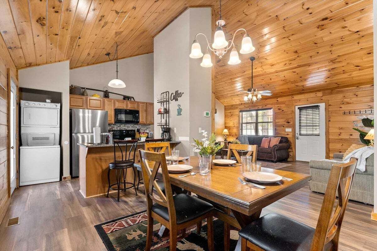 Un intérieur en bois comprenant une cuisine, un coin repas et un espace de vie.