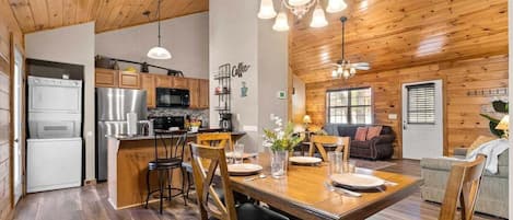Un intérieur en bois comprenant une cuisine, un coin repas et un espace de vie.