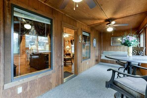 Dining - Cabin with WhirlpoolTub, King Bed, Washer and Dryer, Gated Community (Branson)