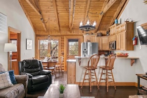 Ein Ferienhaus-Inneres mit Essbereich, Küche und Wohnbereich.