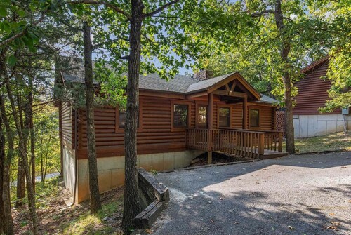 Genuine Log Cabin - Incredible Amenities, Soaker Tubs, Large Deck