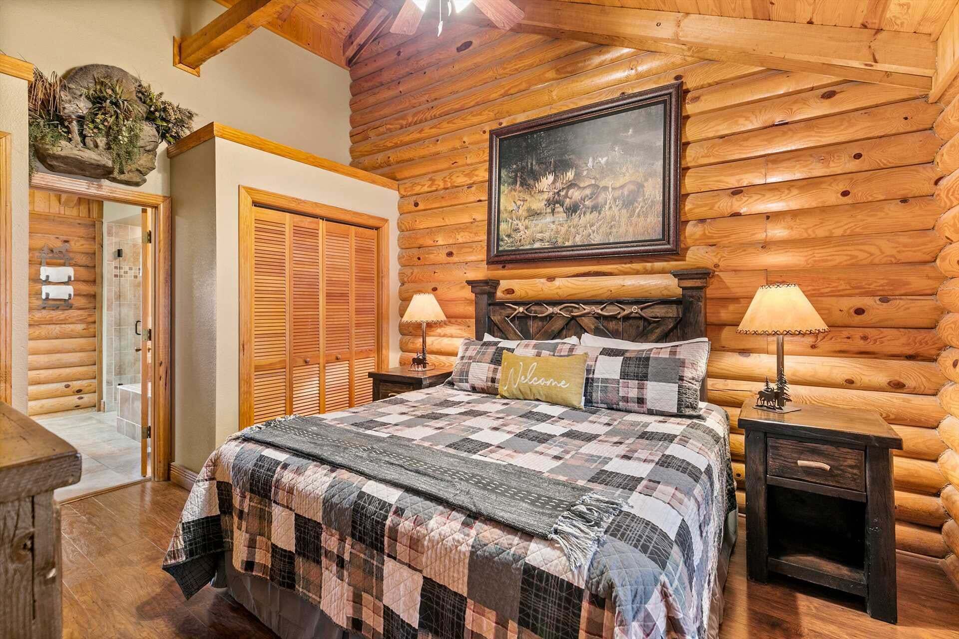 Une chambre à coucher de style chalet, avec un lit, deux tables de chevet, un tableau et une tête de lit en bois.