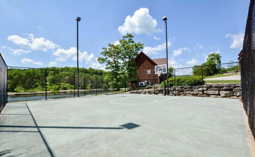 Beautiful Lodge near SDC, Private Fishing Lake, Free Daily Attraction Tickets