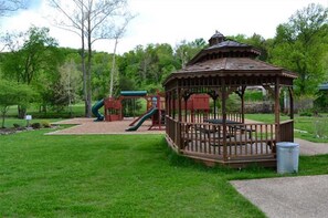 Children’s area - Pet Friendly Lodge Near Silver Dollar City w Onsite Golf Course (Branson West)