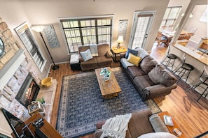 A spacious living room with a fireplace, a large rug, and a cozy seating area. - Beautiful Golf Course view, Near SDC, Lots of Space, Free Daily Attraction Tickets (Branson West)