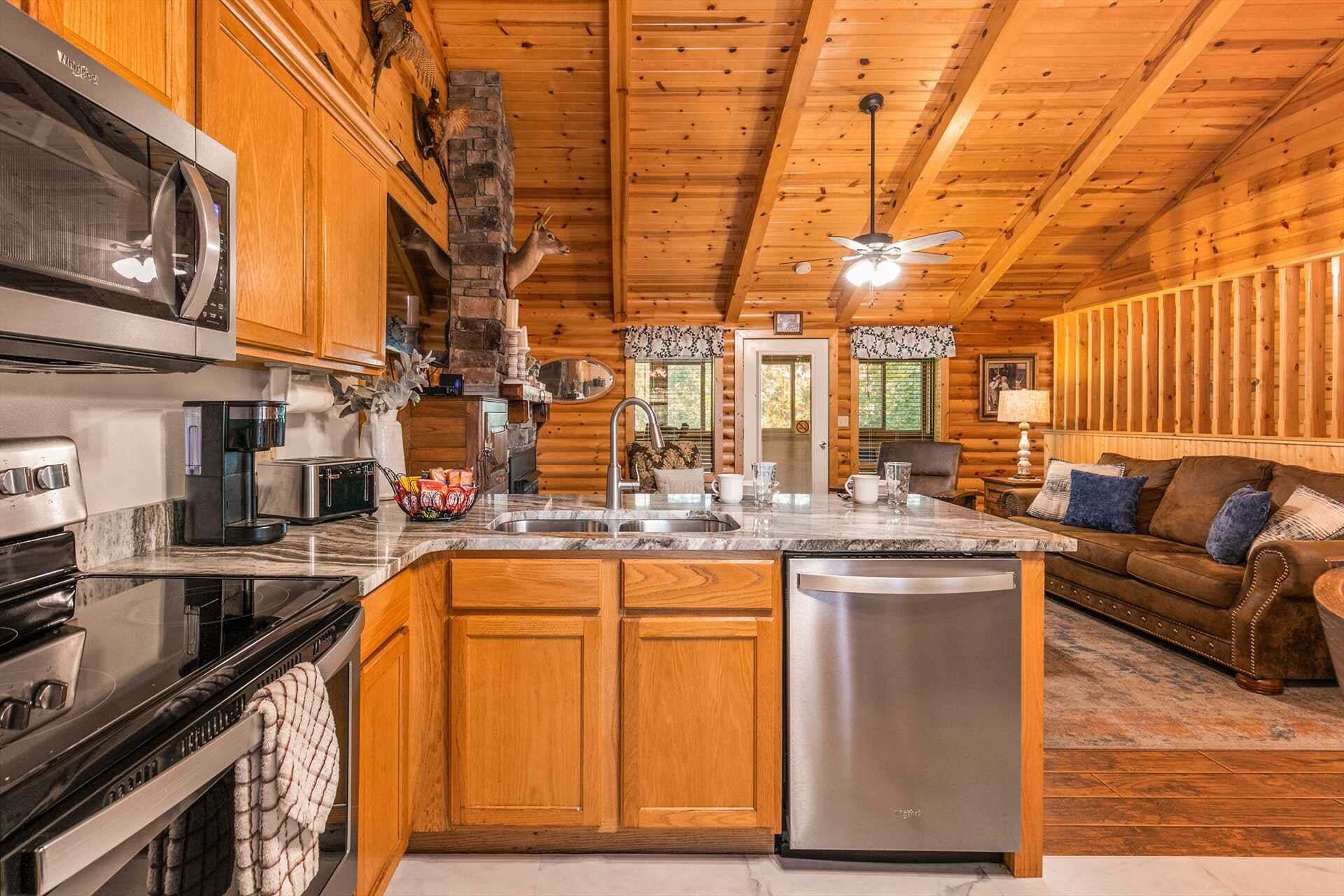 L’intérieur d’une cabane comprenant une cuisine, un coin repas et un salon.