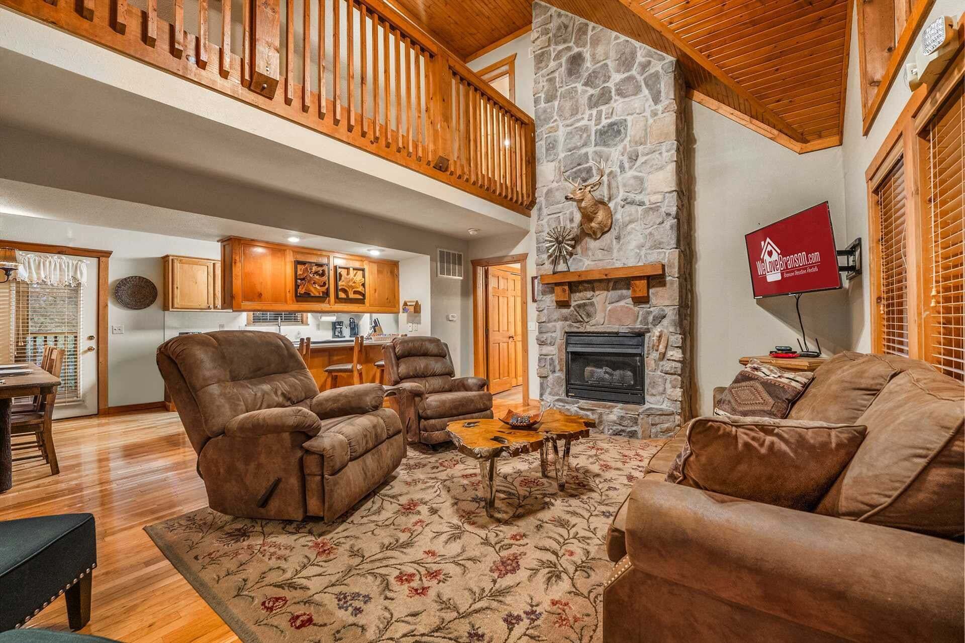 Private Lodge Near Silver Dollar City, Beautiful Pool,. Fishing Lake, Ramp Entry, Vaulted Ceilings - Rockaway Beach, MO