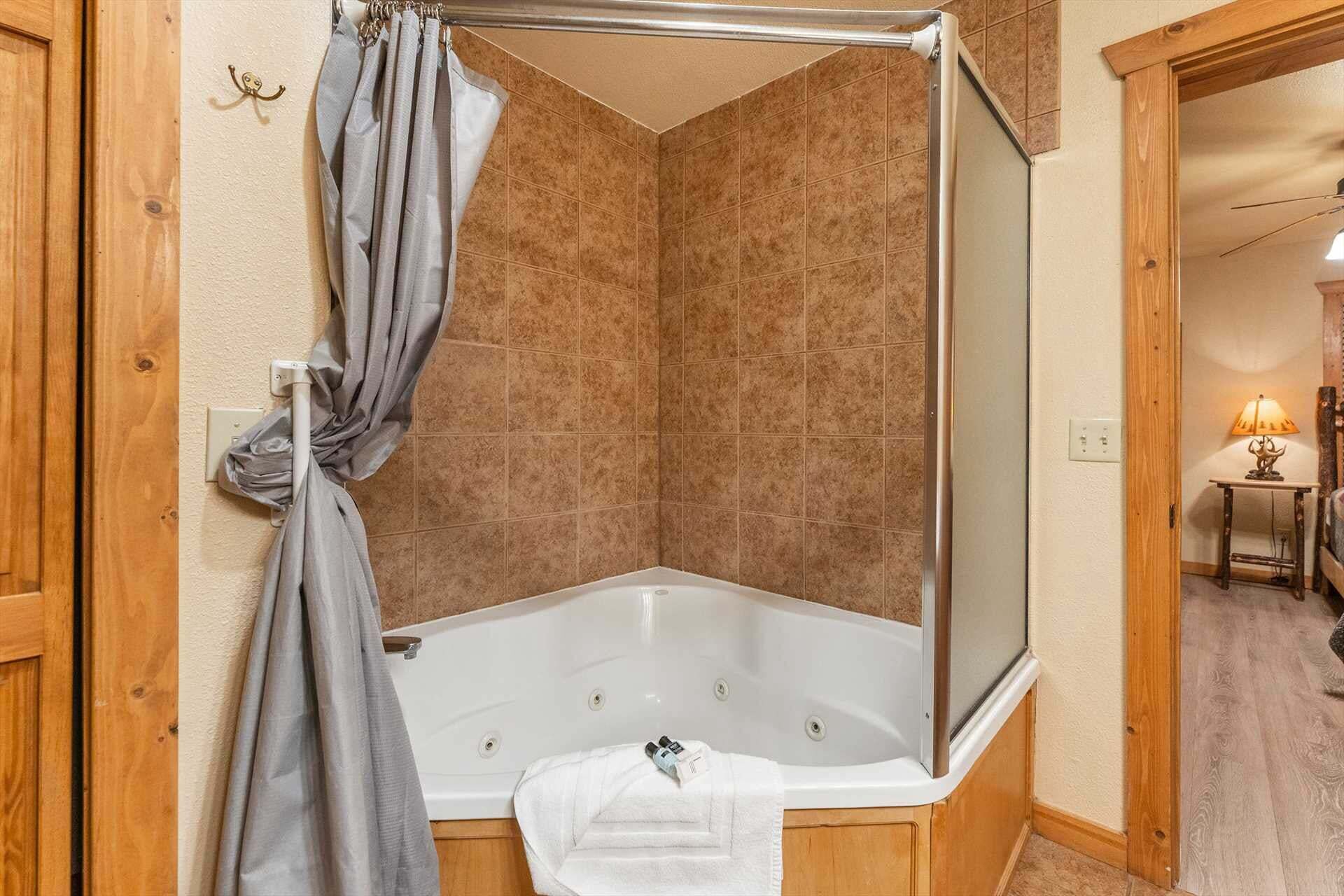 Ducha, bañera de hidromasaje, secador de pelo y toallas
