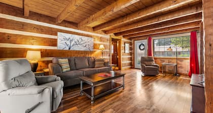 Stunning Cabin Truly On Reelfoot Lake_Private Hot Tub_Billiards