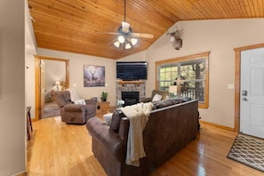 A living room with a fireplace, a television, and a ceiling fan. - "Mighty Oaks" Stonebridge Lodge -  Double King Masters-Free Daily Attraction Tickets (Branson West)