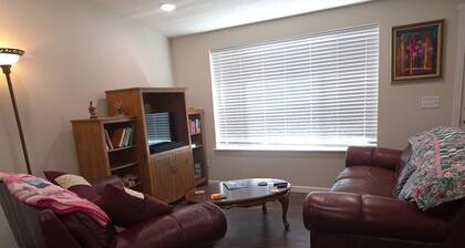 Hidden Gem! New 3BR/2BA Sleeps 6 Pet Friendly Near WSU & UI
