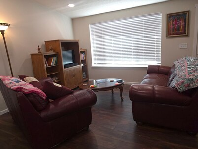 Hidden Gem! New 3BR/2BA Sleeps 6 Pet Friendly Near WSU & UI