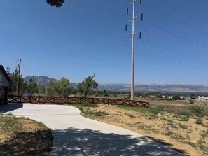 A paved pathway leading to a building with a view of mountains in the distance. - Peaceful private room and kitchenette in Boulder (Boulder)