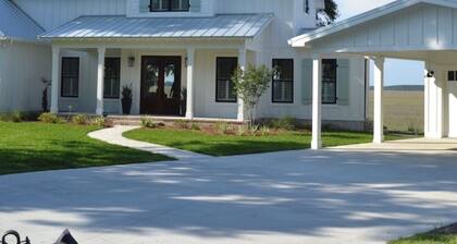 River Vista 180 - 1BR Riverfront Apartment Near Sunbury Crab Co.