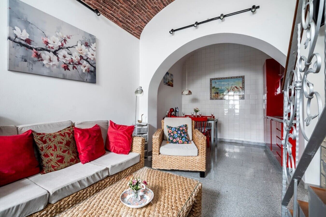 Una sala de estar con sofá, sillón y comedor con mesa y sillas.