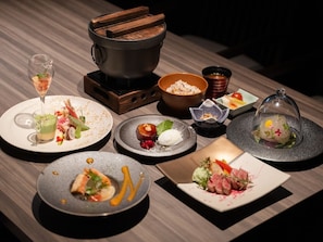 Uma mesa com diversos pratos e uma chaleira.