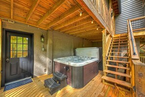 Outdoor spa tub - The Goathouse - Pet Friendly, Hot Tub, Creekside Firepit + Game Room! (Ellijay)