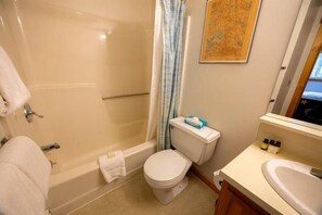 A bathroom with a bathtub, toilet, and sink. - Sugarloaf Mountain Snowbrook Village C2524 (Carrabassett Vly)